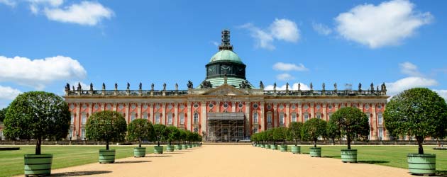Panoramablick auf den neuen Palast im Park von Sanssouci 