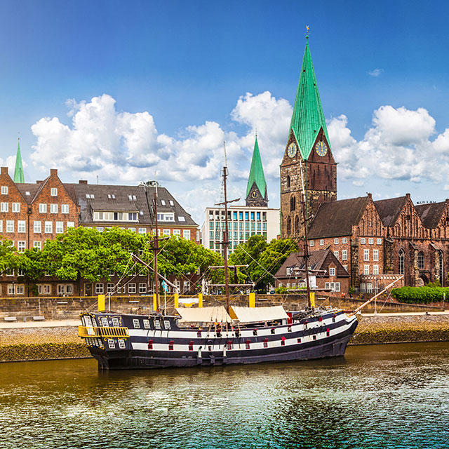 Historisches Bremen mit Segelschiff auf der Weser © Getty Images