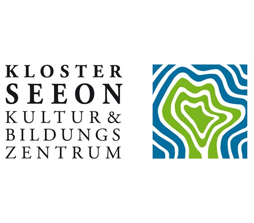 Logo von Kloster Seeon mit Schriftzug „Kultur & Bildungszentrum“ und abstraktem, grünen Muster rechts