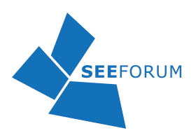 Logo des See-Forums mit drei blauen geometrischen Formen und dem Schriftzug "SEE FORUM" in Blau
