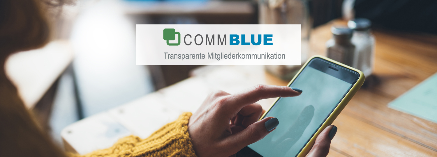 Frau nutzt Smartphone am Tisch, Logo von COMMBLUE mit Slogan Transparente Mitgliederkommunikation