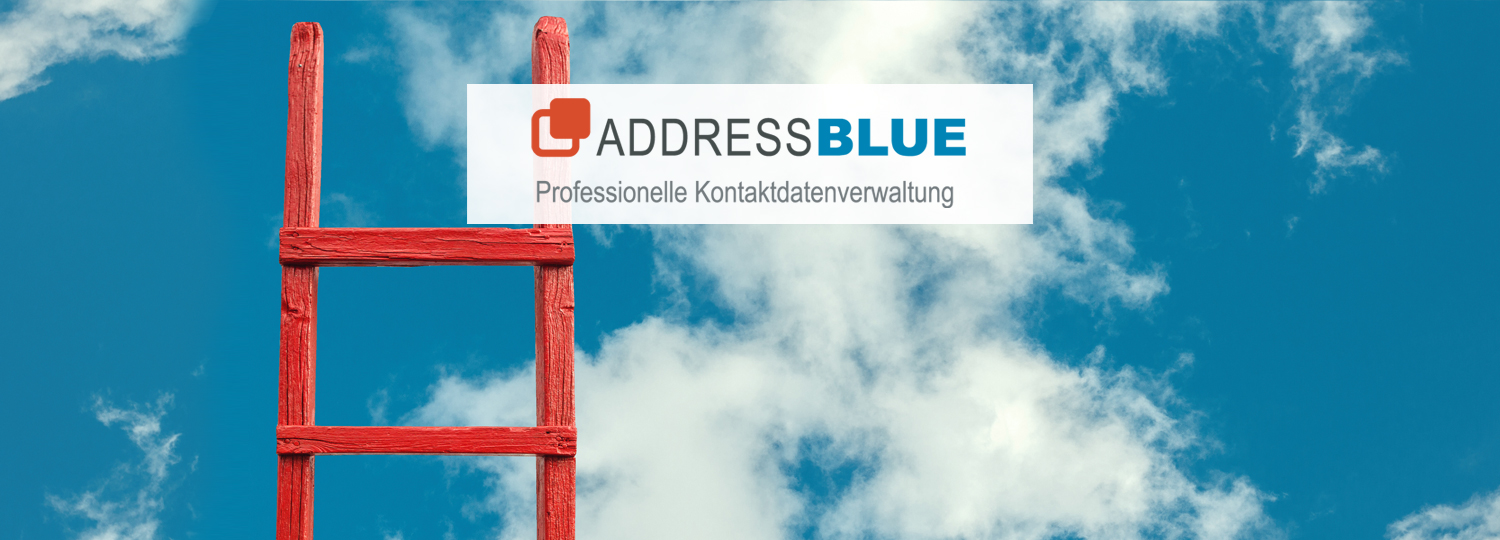 Rote Holzleiter vor blauem Himmel mit Wolken, darüber Logo und Text von AddressBlue Kontaktverwaltung