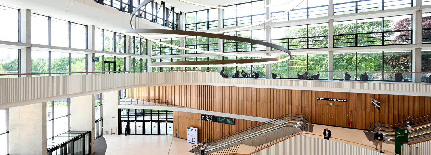 CCH Modernes, helles Foyer mit Check-in-Schalter, Rolltreppen, großen Fenstern und mehreren Etagen