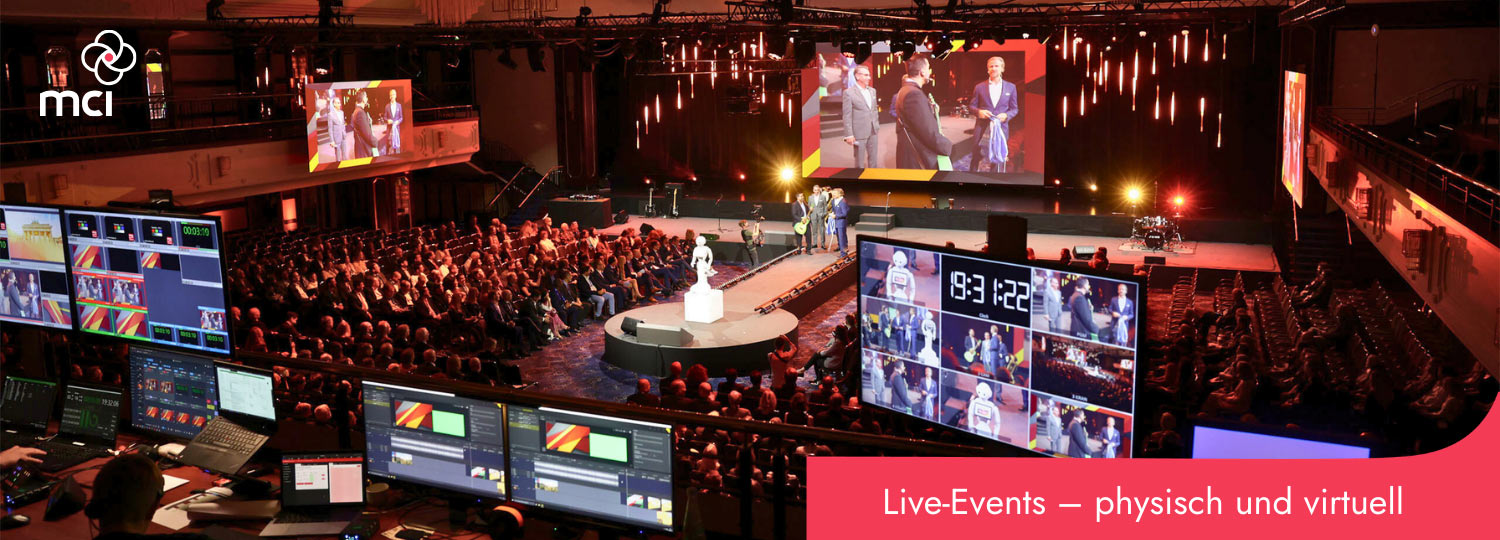 Blick auf eine große Bühne mit Publikum und mehreren Bildschirmen, Text: Live-Events physisch und virtuell