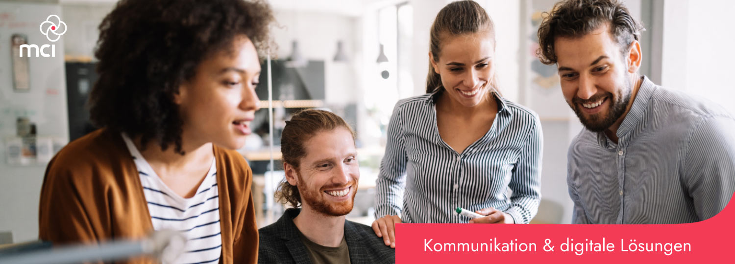 Vier junge Berufstätige arbeiten gemeinsam an einem Projekt im modernen Büro, MCI Logo oben links
