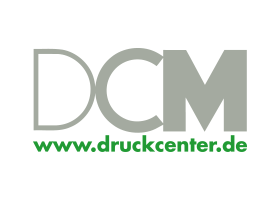 Logo von DCM mit grauen Buchstaben und der grünen Webadresse www.druckcenter.de darunter