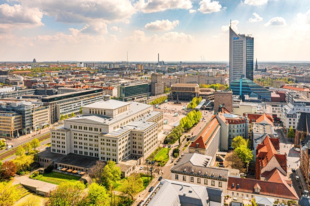 Panoramablick auf die Innenstadt von Leipzig mit modernen und historischen Gebäuden und Parks