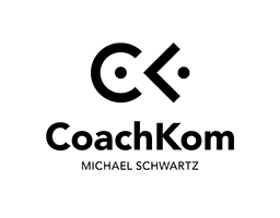 Logo von CoachKom mit abstrakter Grafik und dem Namen Michael Schwartz darunter
