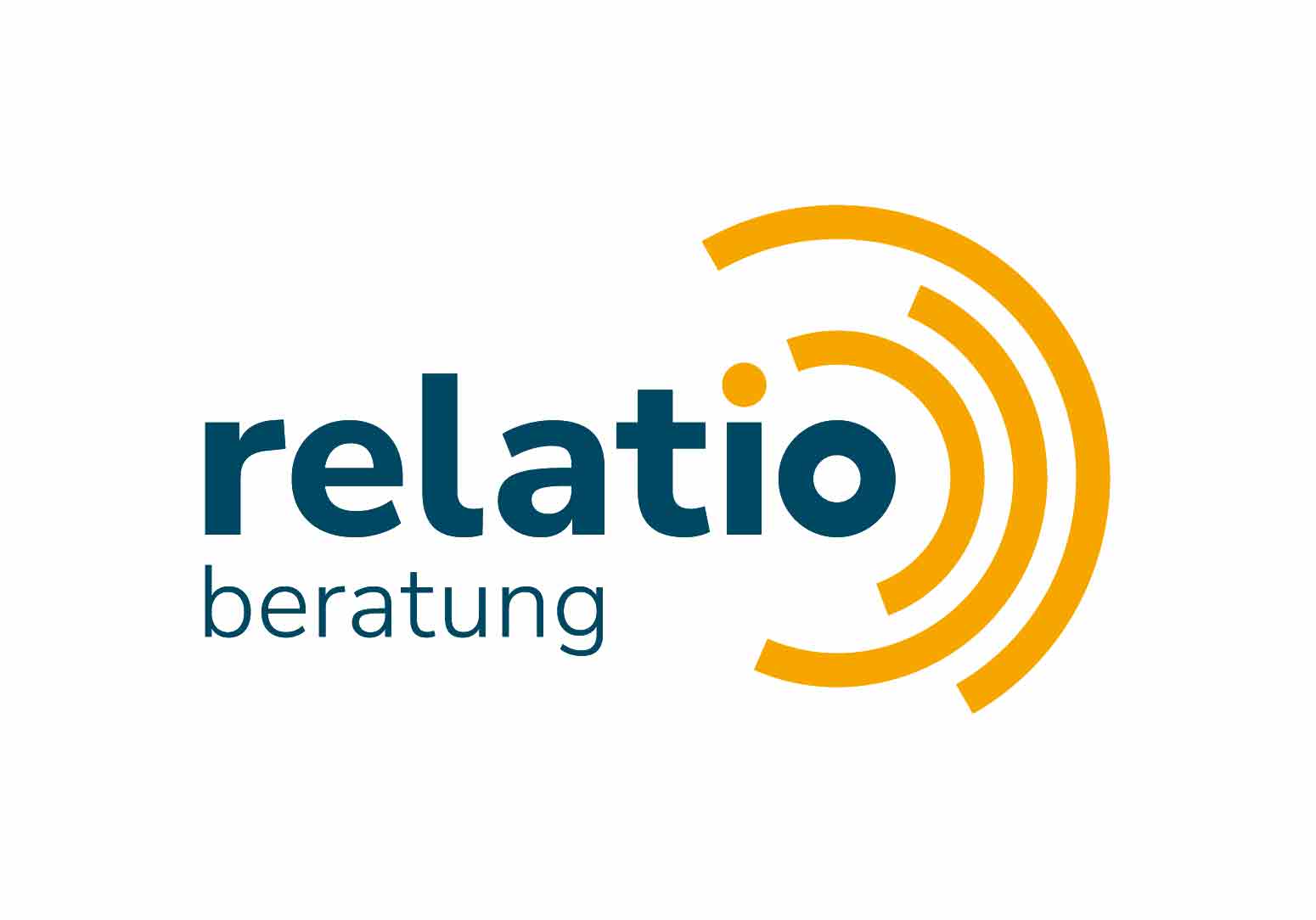 Relatio Beratung Logo mit stilisierten orangefarbenen Schallwellen rechts neben dem Schriftzug